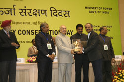 Sushilkumar Shinde, India’s Union Minister of Power, presenting the National Energy Conservation Award 2011 to Srimanikandan Ramamoorthy, AVP of Administration at Cognizant (seen in the photograph on the right).